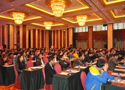 图为阿诗丹顿2013年经销商峰会现场