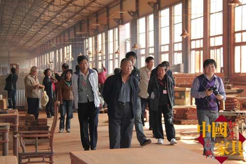北京红马红木家具有限公司总经理马宇晨几乎每天都要接待众多来厂参观、看货的消费者