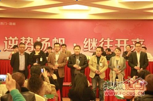 春天集团公司常务副总吕康（左一）为优秀经销商颁奖并合影
