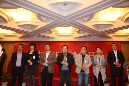 春天集团公司常务副总吕康(左一)为优秀经销商颁奖并合影