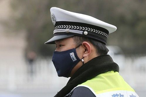 首都交警帥氣執勤 佩戴pm2.5口罩