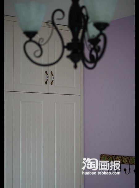 次卧紫色墙壁搭配白色衣柜  50平还整小三室 