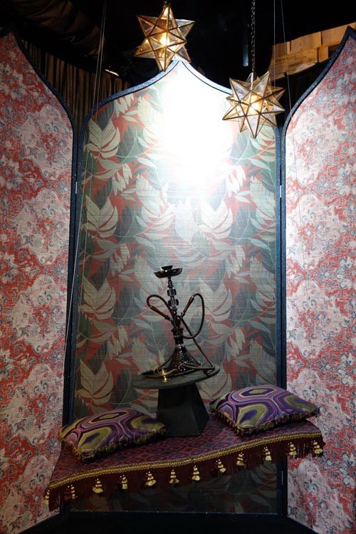 图为：飞天魔毯与阿拉丁神灯体现阿拉伯风格， 体现了ARTE壁纸的做旧艺术