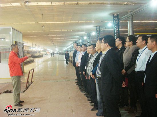 新明珠集团副总裁李列林为生产基地点火仪式发表讲话