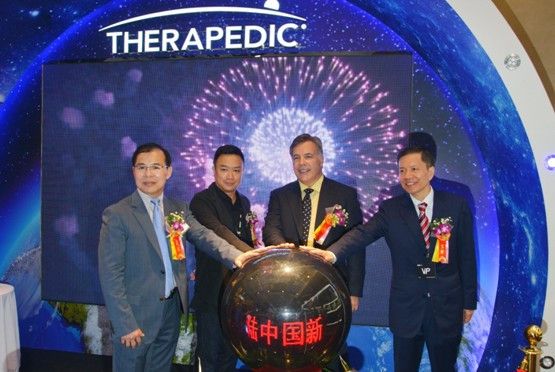  嘉宾共同为美国THERAPEDIC登陆中国点亮启动球，左起：斯丽比迪中国CEO余东环、香港雅兰集团总裁施德源、美国THERAPEDIC总裁Mr. Gerry、深家协会长黄伟业