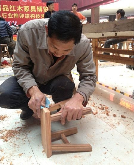 振宇木工师傅曹福禄正在制作他的小板凳
