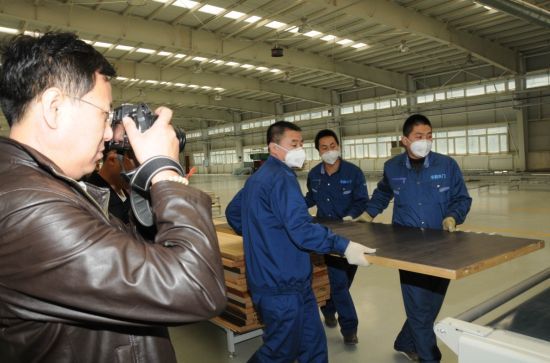 媒体记者跟踪追拍木门生产