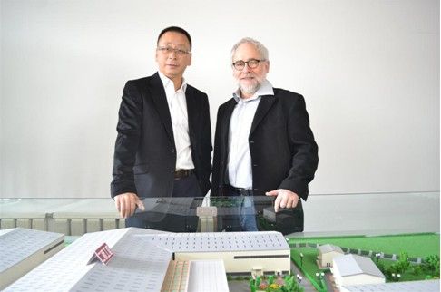 森鹰窗业董事长边书平(左)和德国被动房屋联合会的CEO路德维希·隆恩(右)