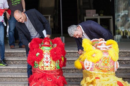 点睛仪式（左到右）百安居中国区CEO Jacques Hayaux du Tilly、VIVID Homes项目总负责人Malcolm Pearce