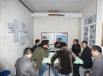 公司总裁杨红军和工程部领导围坐在豪装部工地办公室内，共同探讨项目管理创新的方式