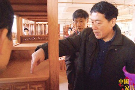 著名古家具专家张德祥（右）与胡德生（左）在给养心堂的员工做现场培训
