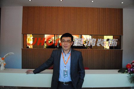 基鸿装饰工程有限公司总经理刘崇海先生信心满满迎接八方业主。