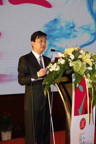 金太阳公司总经理袁红星在发布会上发言