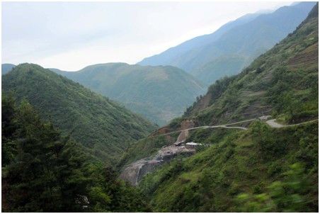 爱心车队行进在崎岖山路上