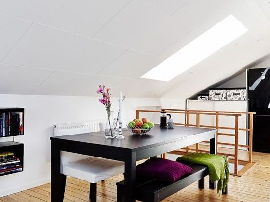 浅色地板搭配黑白风格 30平小屋时尚气息(图) 
