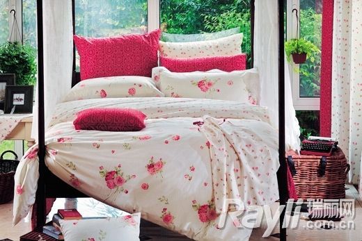 粉红碎花床品＋粉红碎花窗帘＋粉红碎花睡衣