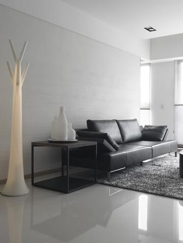 沙发背墙选用可吸湿除臭的硅藻土，自然的纹理在天光里映射出可呼吸的生活氛围