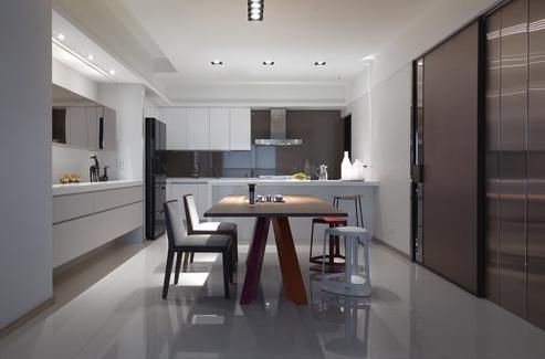在开放规划得餐厨区里，厨房低调设计呼应主体空间的白，将主场交给造型感强烈的餐桌椅表现